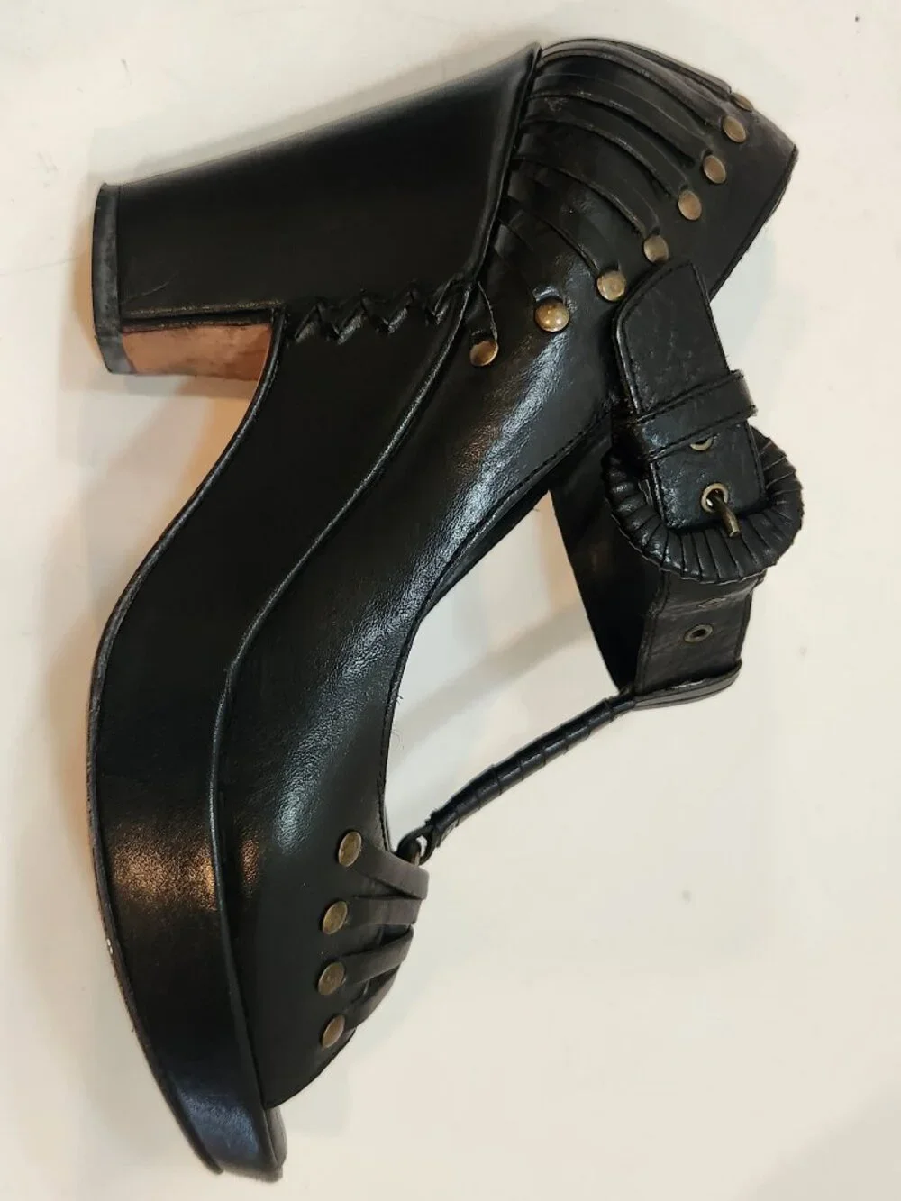 Frye Joy Black Leather Studded T-Strap Platform Sandals Made in Brazil Size 7B